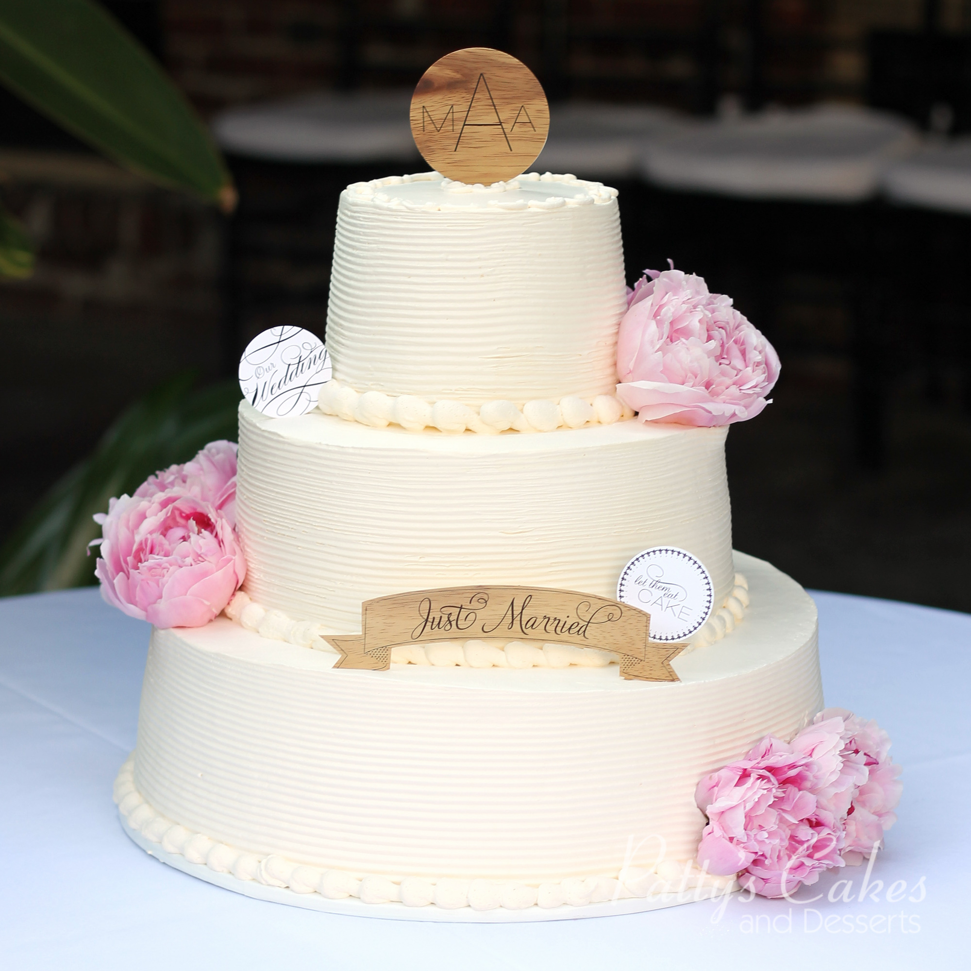 off-white-combed-wedding-cake