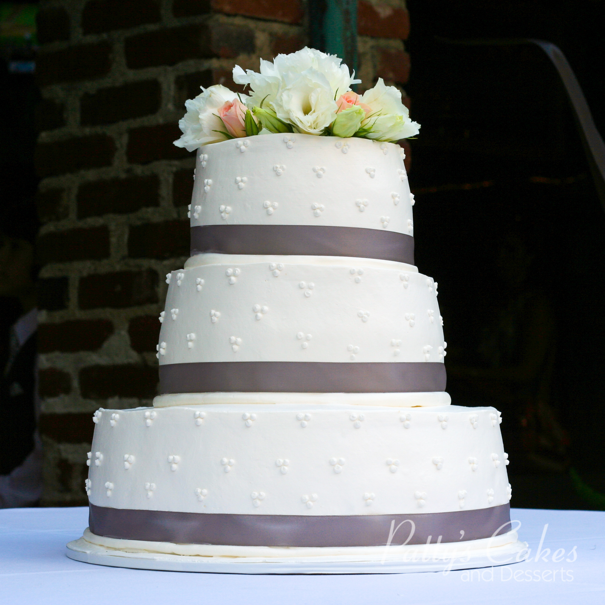 wedding-cake-simple-gray-ribbon-round