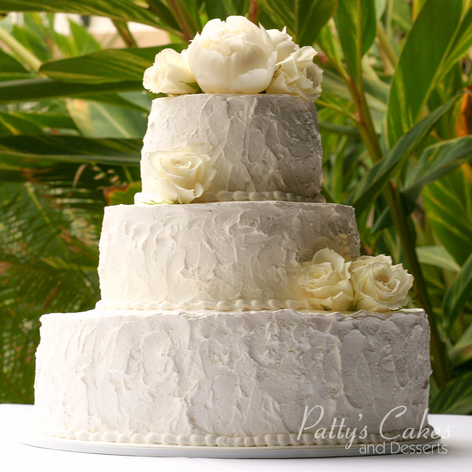 wedding-cake-textured-white-flowers