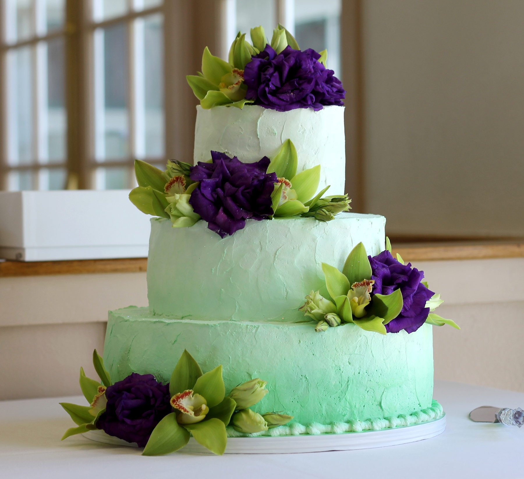 http://www.pattys-cakes.com/wp-content/uploads/2013/11/green-ombre-wedding-cake.jpg